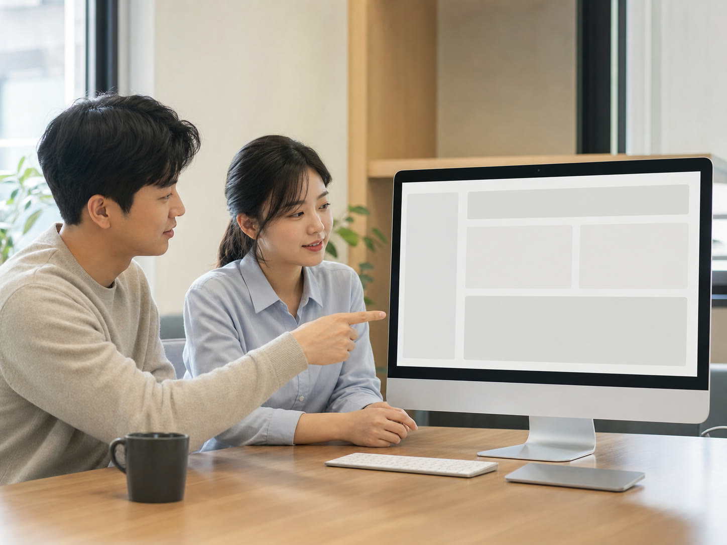 예시 이미지: 광고 성과를 검토하며 회의하는 인하우스 마케터