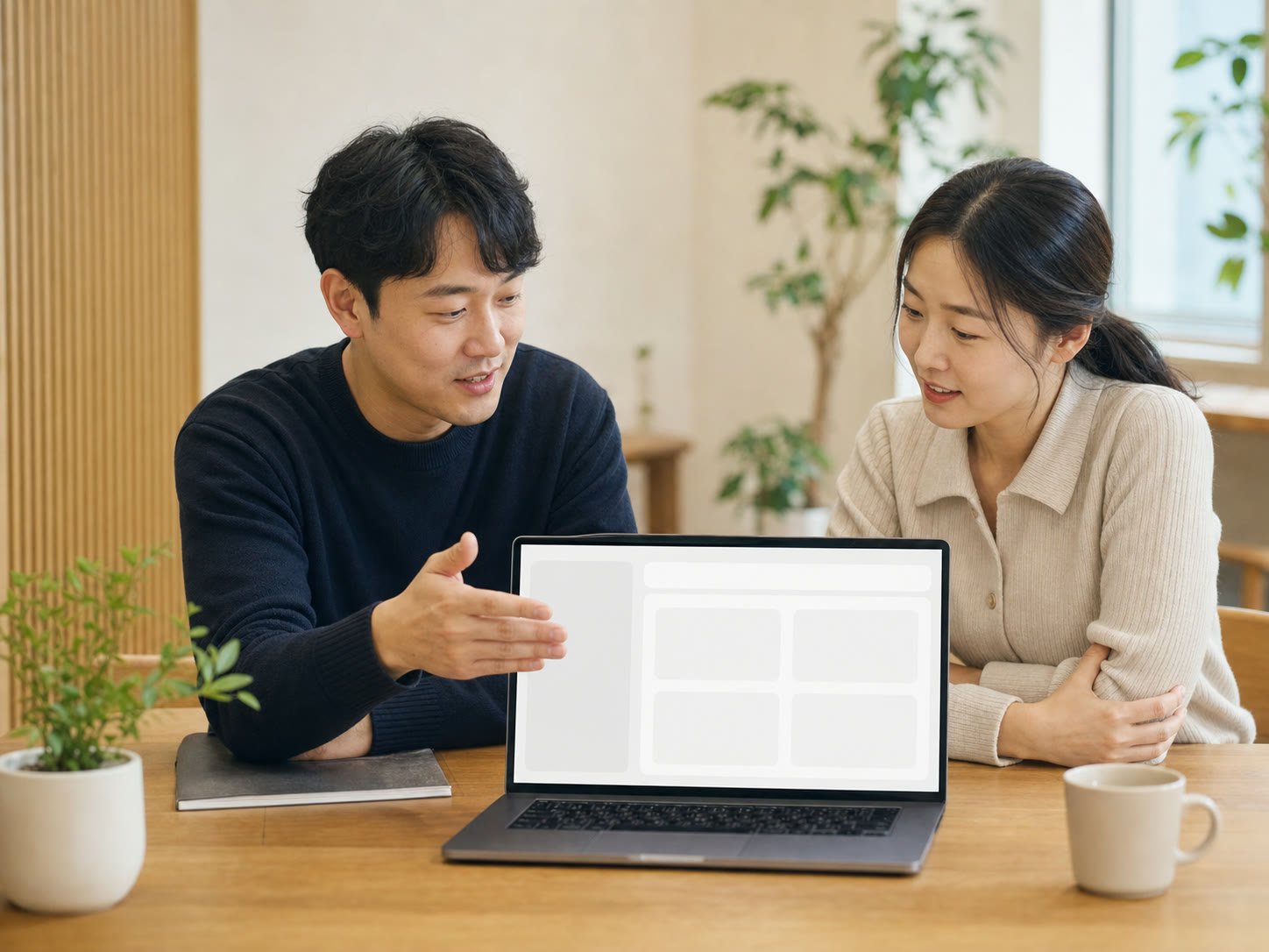 예시 이미지: 오프라인 수업에서 노트북 화면을 보며 이야기하는 장면