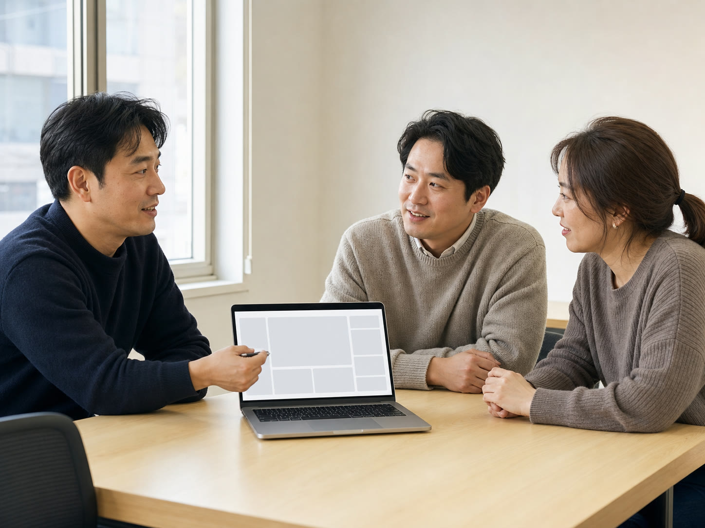 소규모 오프라인 교육에서 광고 화면 예시를 함께 보는 장면