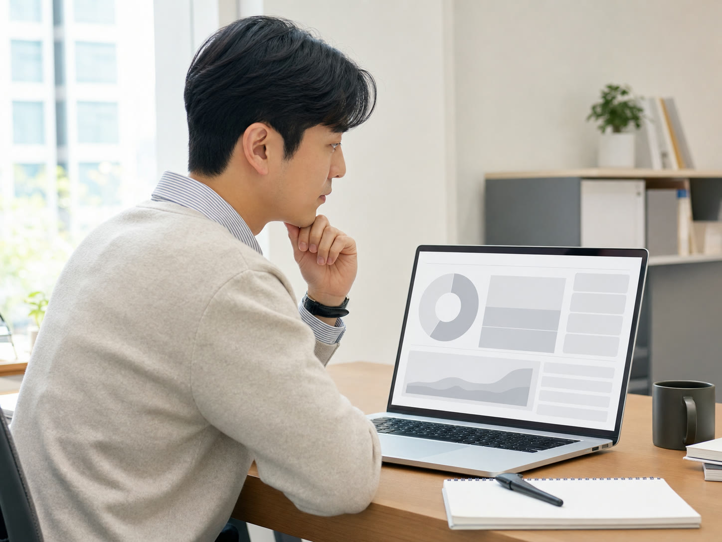 예시 이미지: 노트북 화면의 유입경로 차트를 살피는 인하우스 마케터