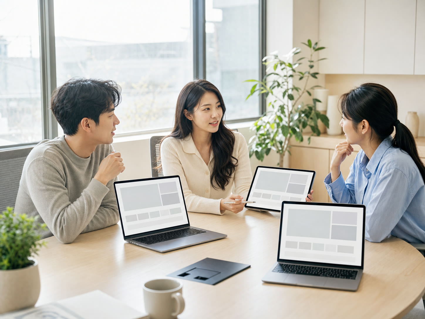 소규모 팀이 경쟁사 분석 화면을 보며 논의하는 예시 이미지