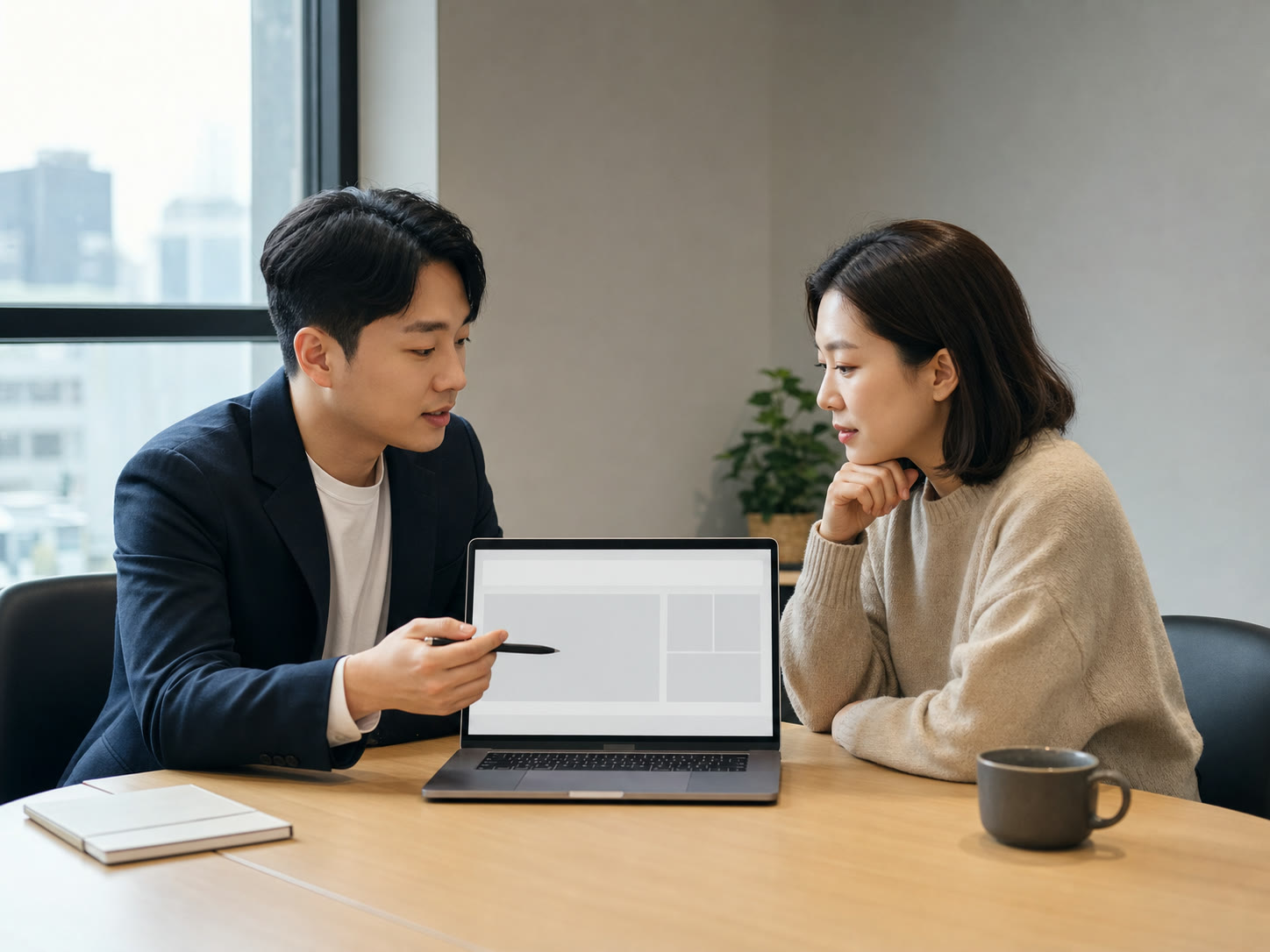예산 추세 화면을 보며 이번 주 운영 방향을 논의하는 모습(예시 이미지)