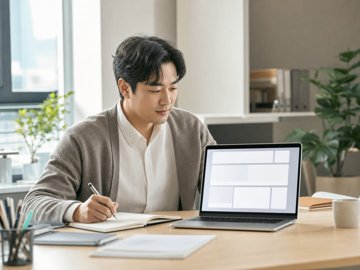 예시 이미지: 관리자 화면을 보며 문의 처리 상태를 확인하는 장면