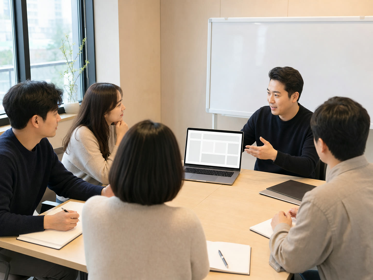 예시 이미지: 오프라인 실무교육에서 화면을 보며 질문하는 수강 장면