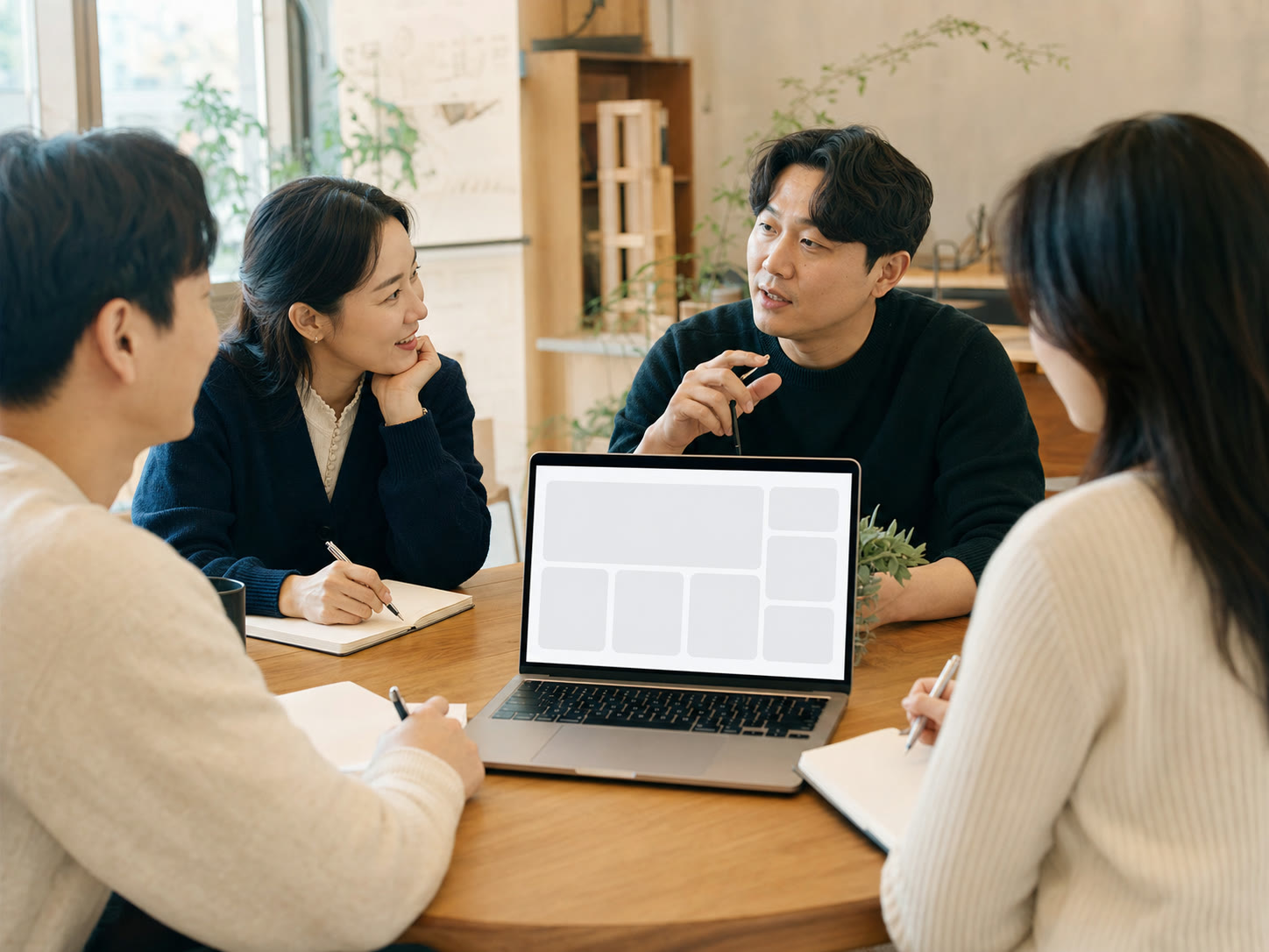 예시 이미지: 오프라인 교육에서 화면을 보며 메모하는 참여자