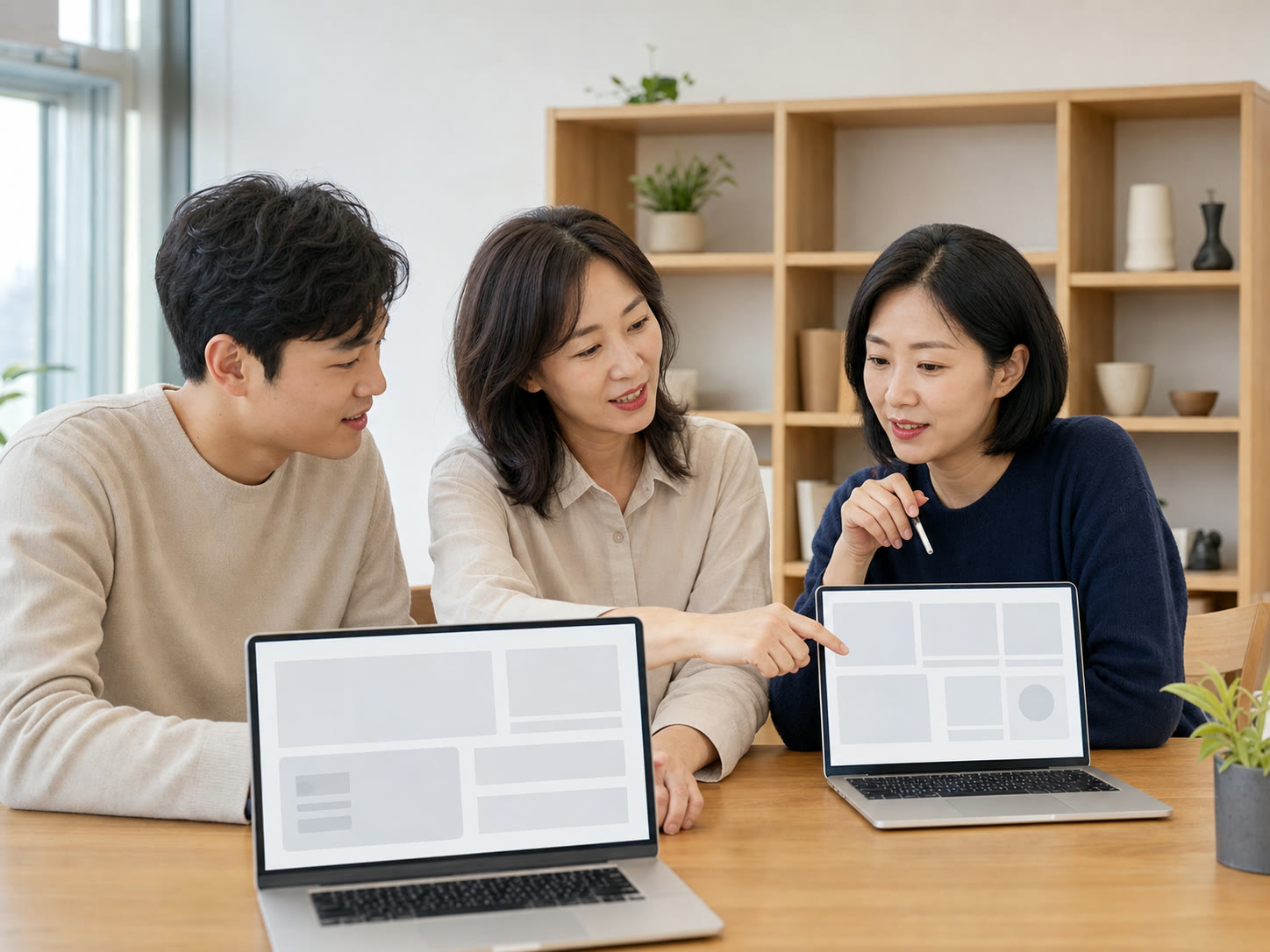 예시 이미지: 오프라인 교육 공간에서 노트북 화면을 함께 보는 장면