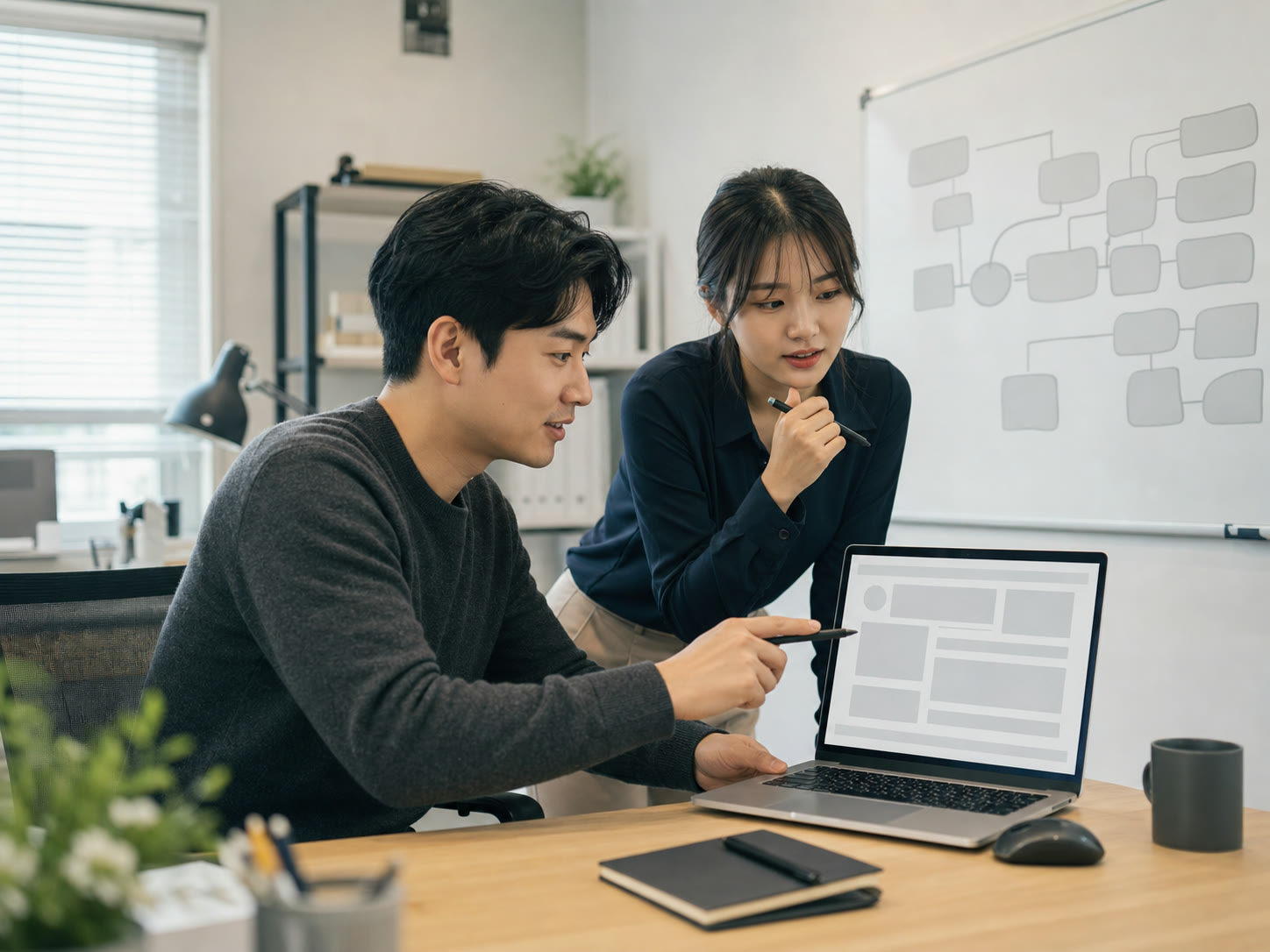 예시 이미지: 인하우스 마케터가 팀원과 화면을 보며 고객 문의 흐름을 검토하는 장면