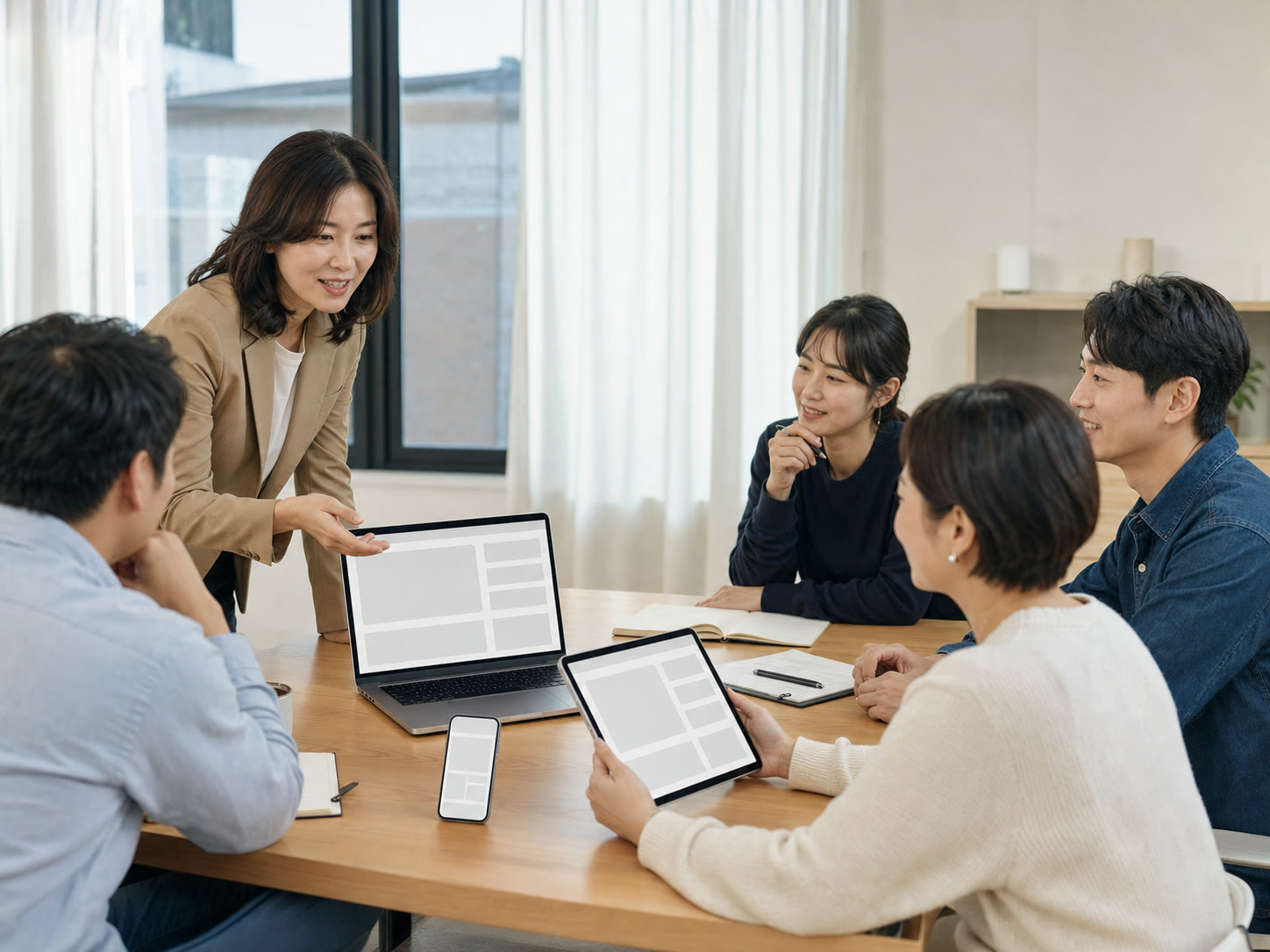 시흥의 교육 공간에서 매장 관리 예시를 함께 살펴보는 대면 수업 장면(예시 이미지)