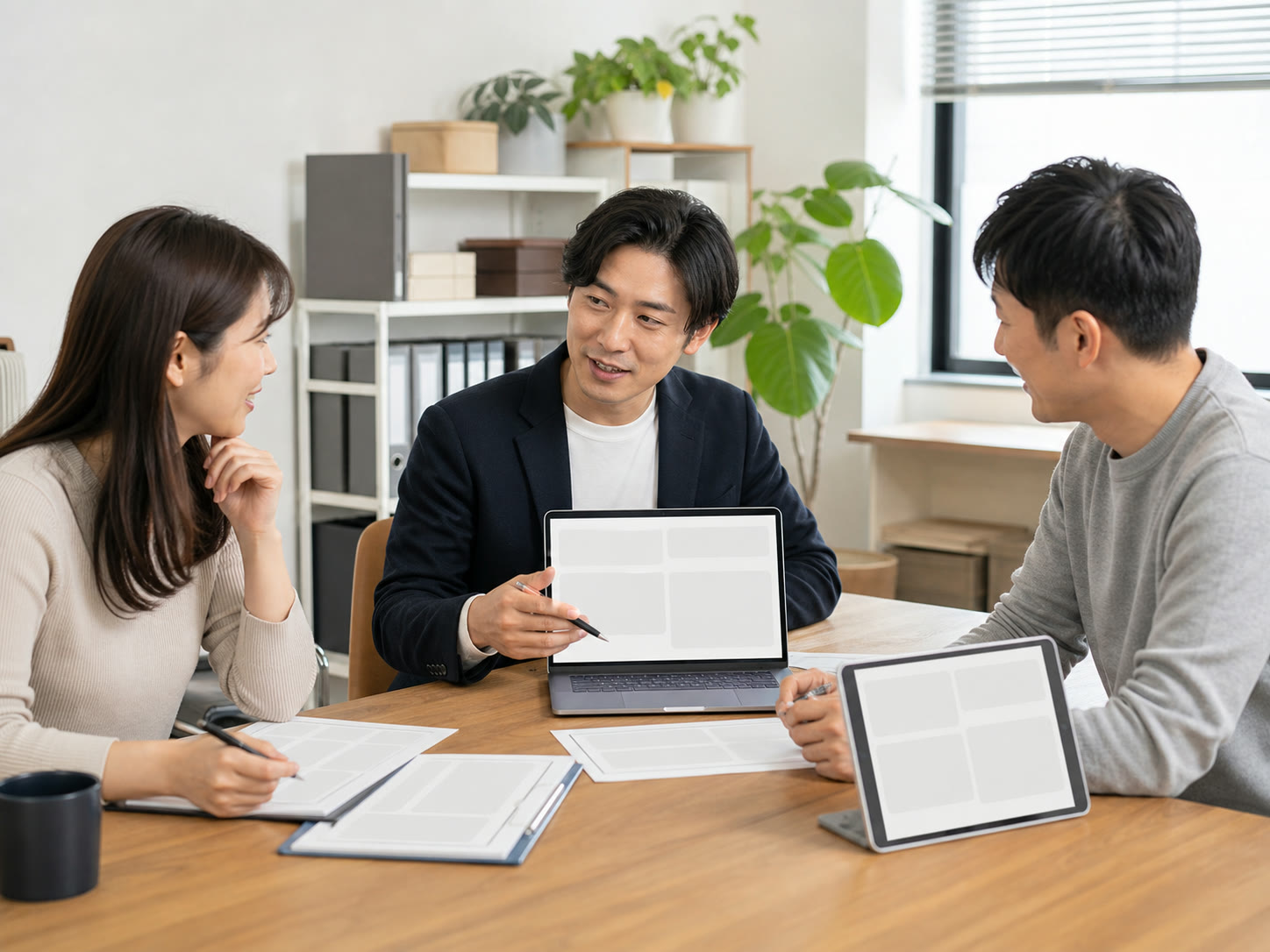 예시 이미지: 대표와 소규모 팀원이 같은 업무 목록을 보며 AI를 붙일 위치를 의논하는 한국의 사무실