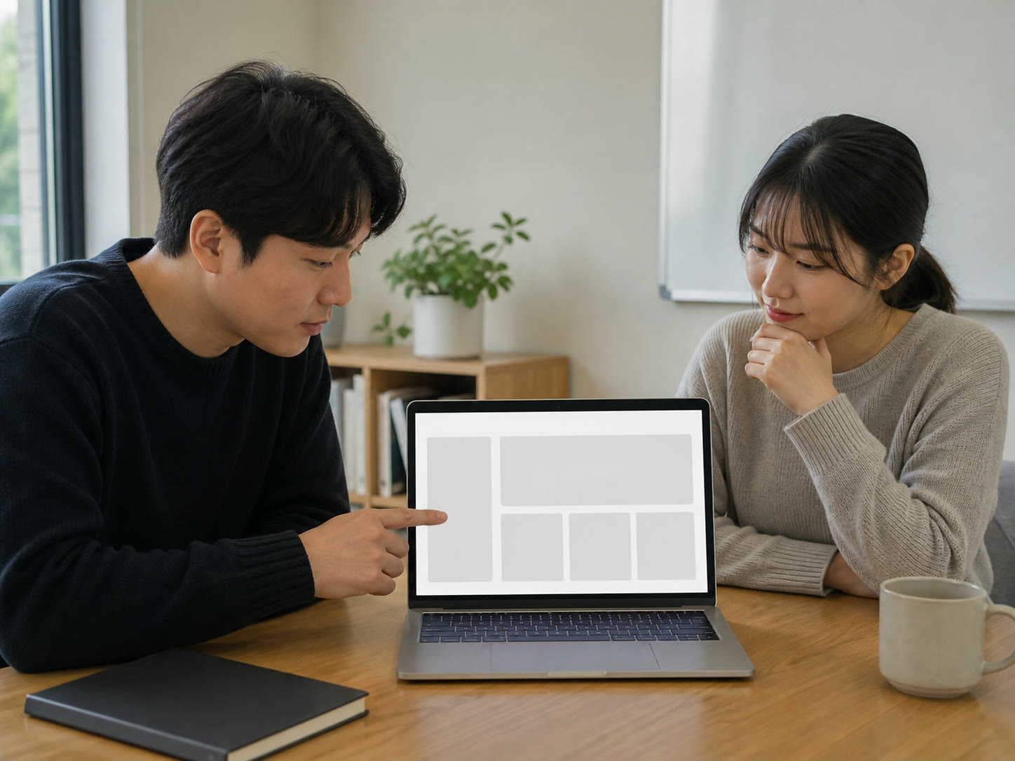 외주 견적서와 세 화면 목업을 비교하며 첫 홈페이지의 범위를 정하는 대표자, 예시 이미지