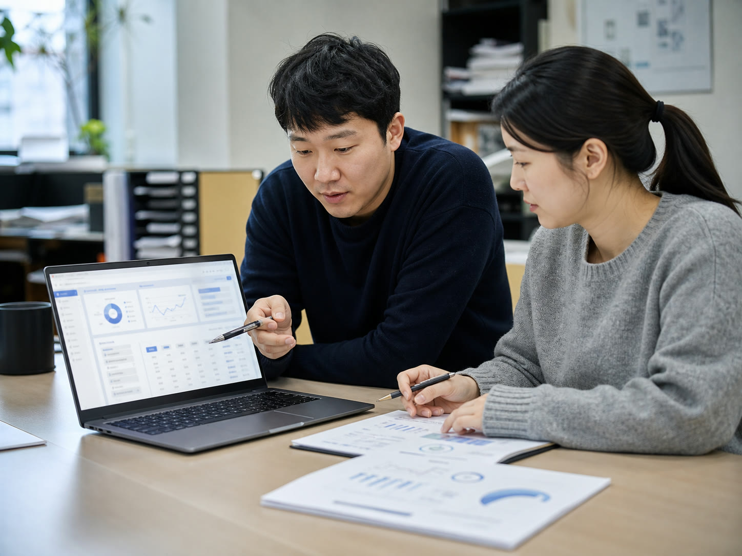 지난 결정과 현재 상황을 나란히 살펴보며 콘텐츠 방향을 논의하는 한국 소규모 팀의 예시 이미지
