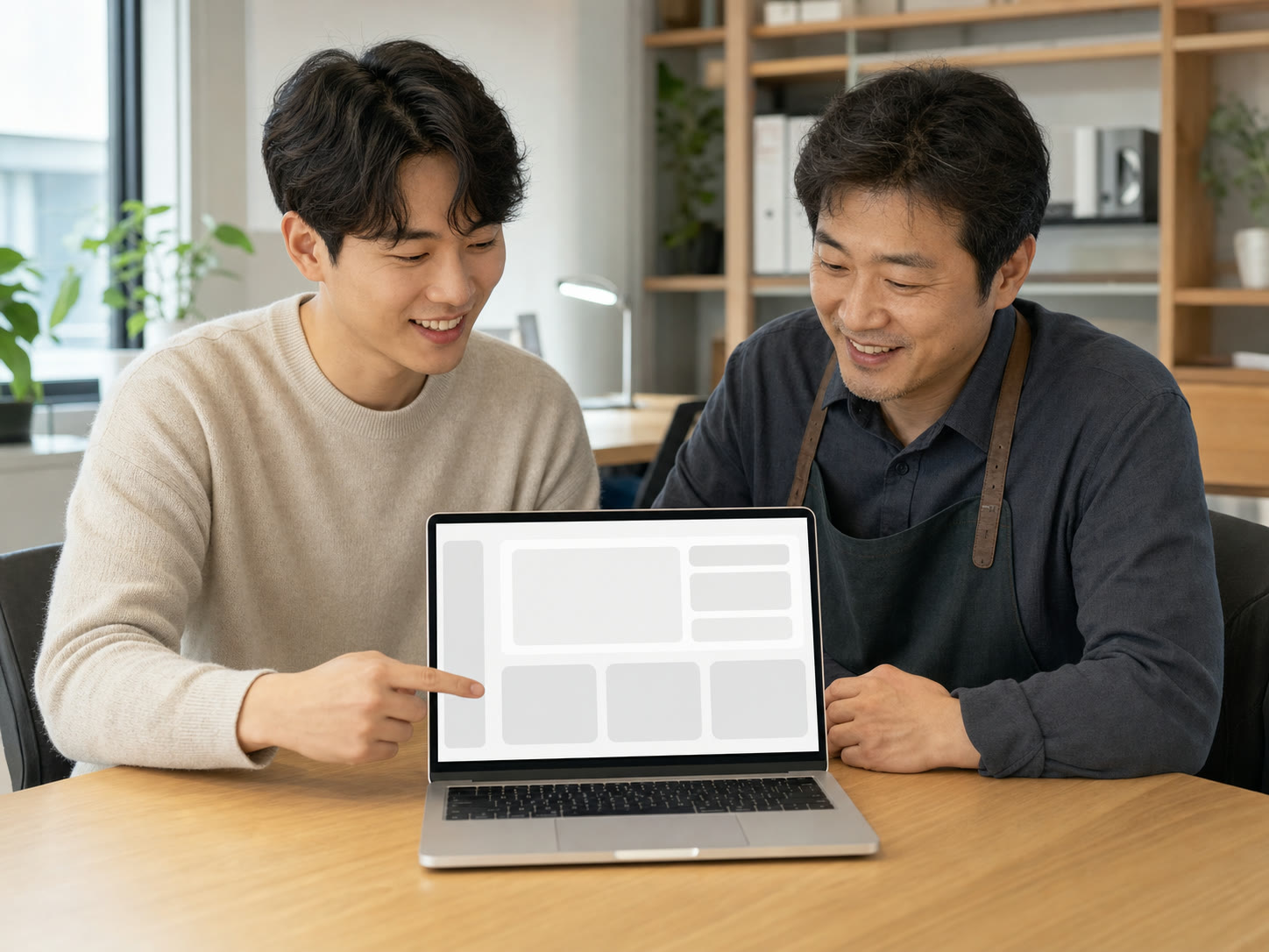 예시 이미지: 문의 접수 화면을 함께 살펴보는 마케터와 사장님