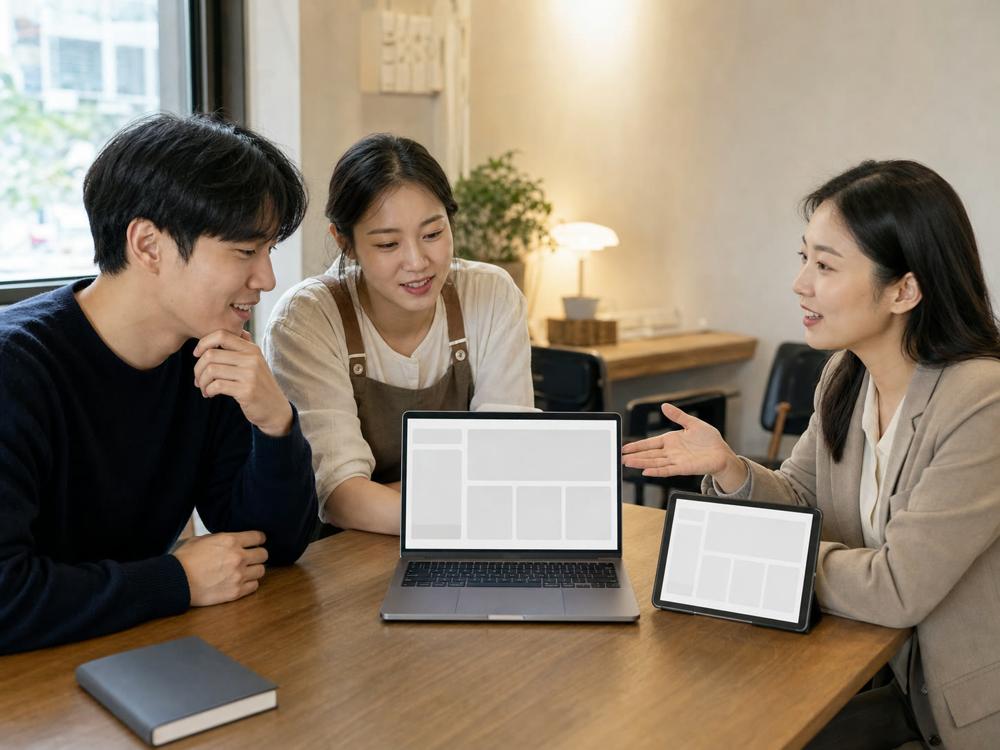 오프라인 교육에서 AI 대기열 화면을 만드는 수강생 장면의 예시 이미지