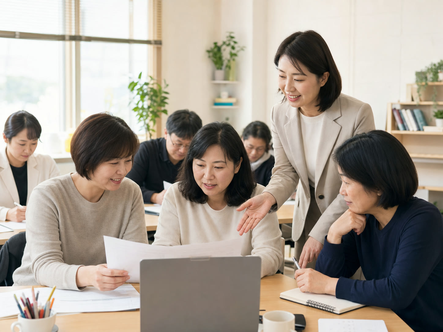 오프라인 교육 공간에서 화면 예시를 살펴보는 수강 장면 예시 이미지