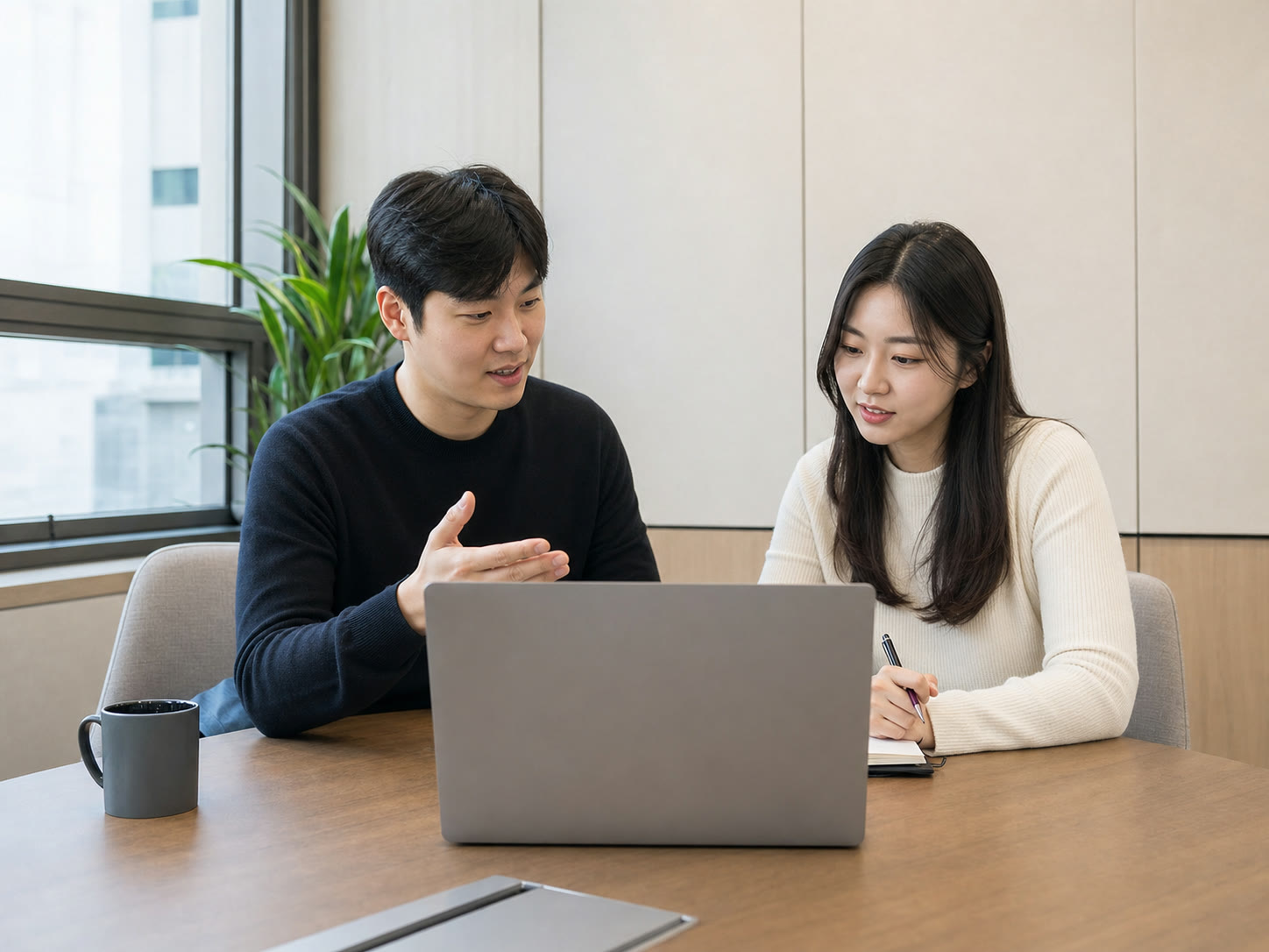 예시 이미지: 회의 테이블에서 포트폴리오 페이지의 후기 카드 배치를 함께 보는 한국인 마케터들