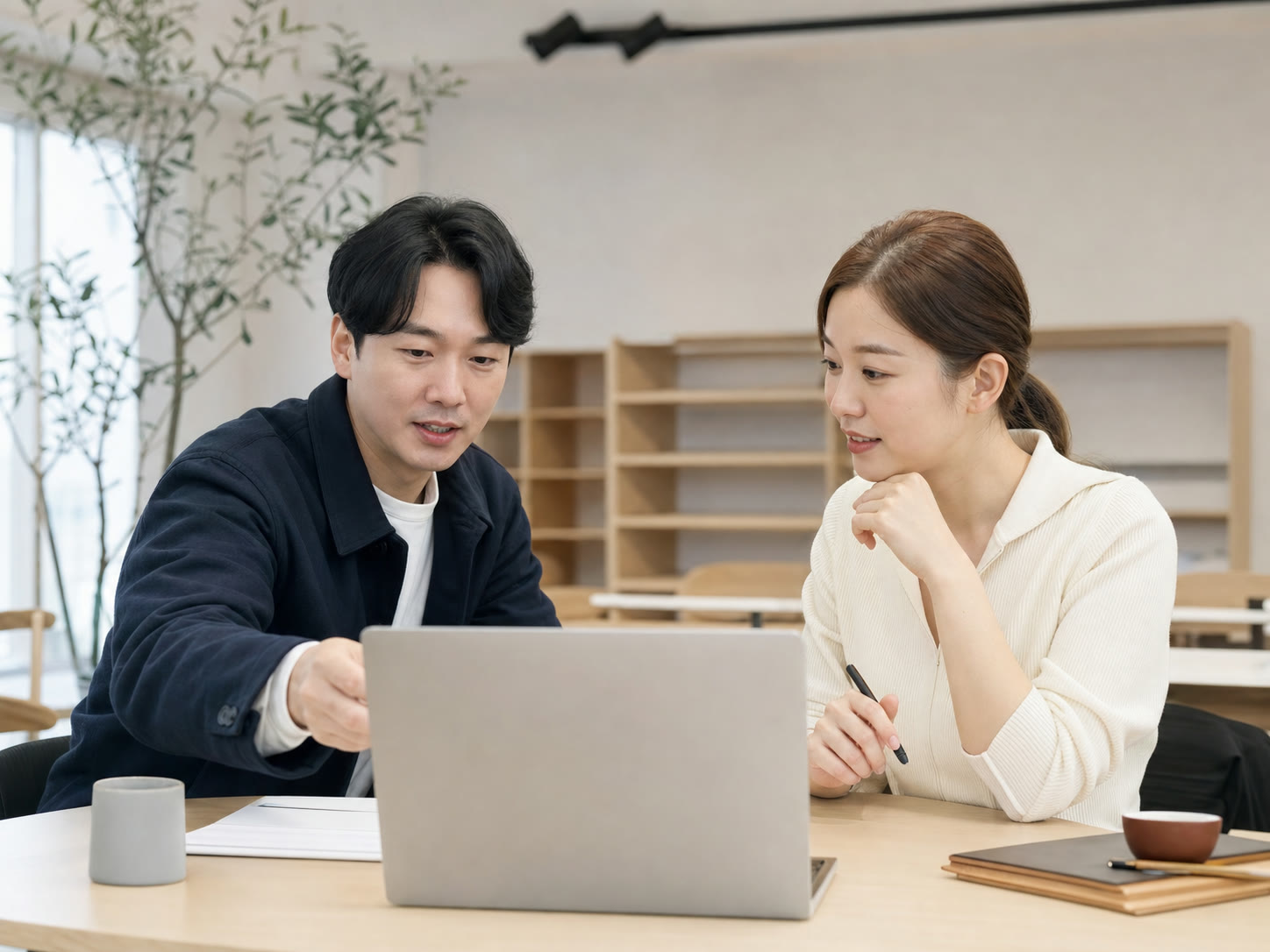 예시 이미지: 노트북 화면을 함께 보며 접수 화면을 이야기하는 교육 장면