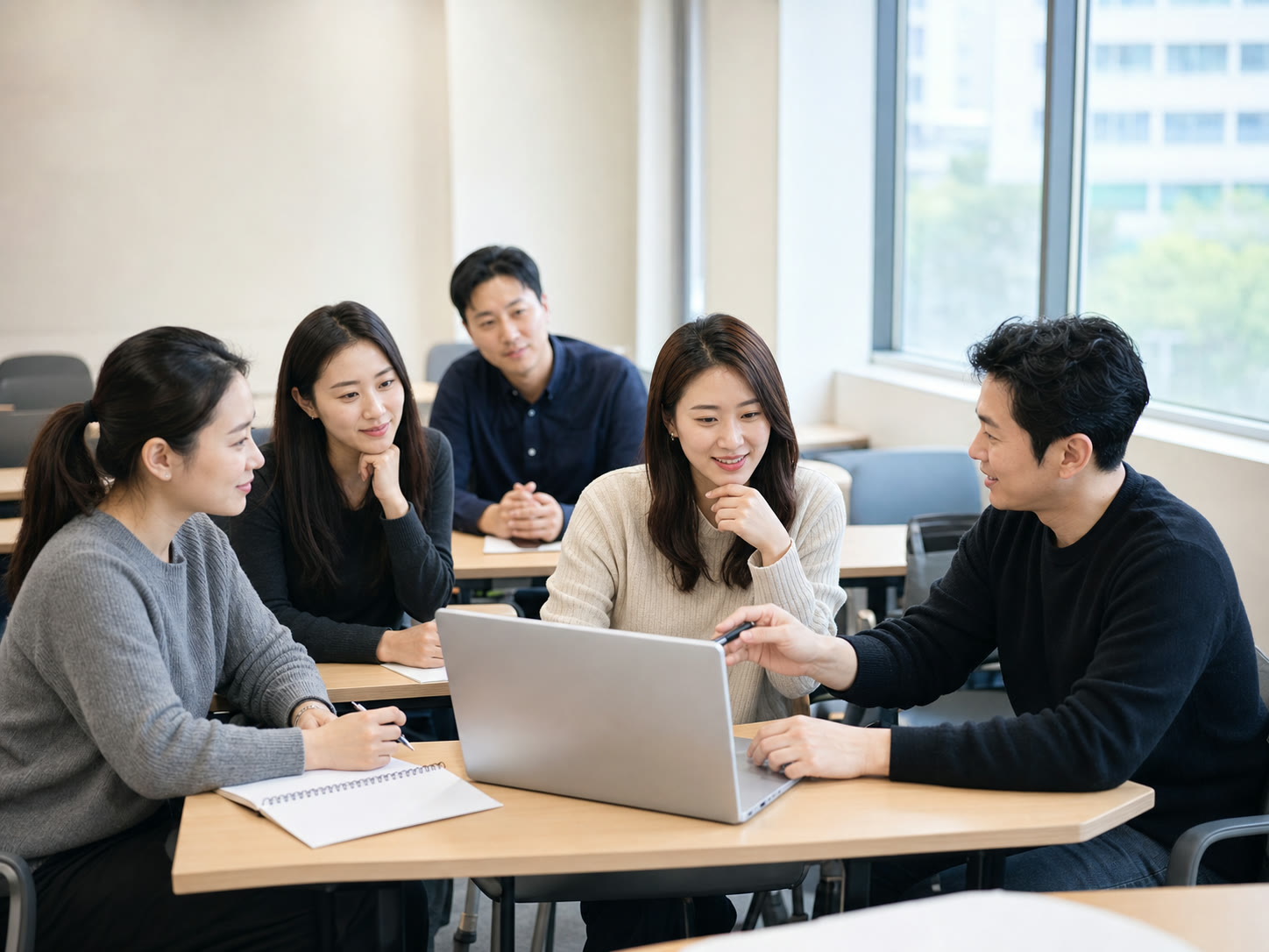 예시 이미지: 오프라인 교육 공간에서 화면을 함께 보며 이야기하는 장면