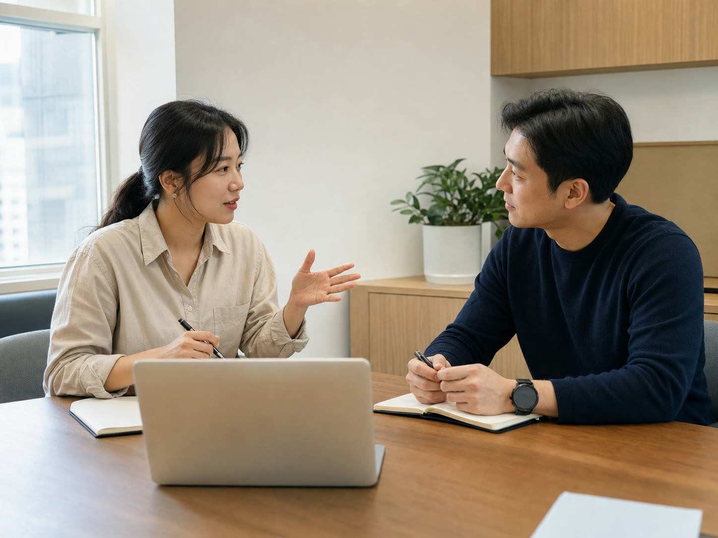 예시 이미지: 회의 중 노트북 화면의 랜딩페이지 목업을 함께 보는 마케팅 팀